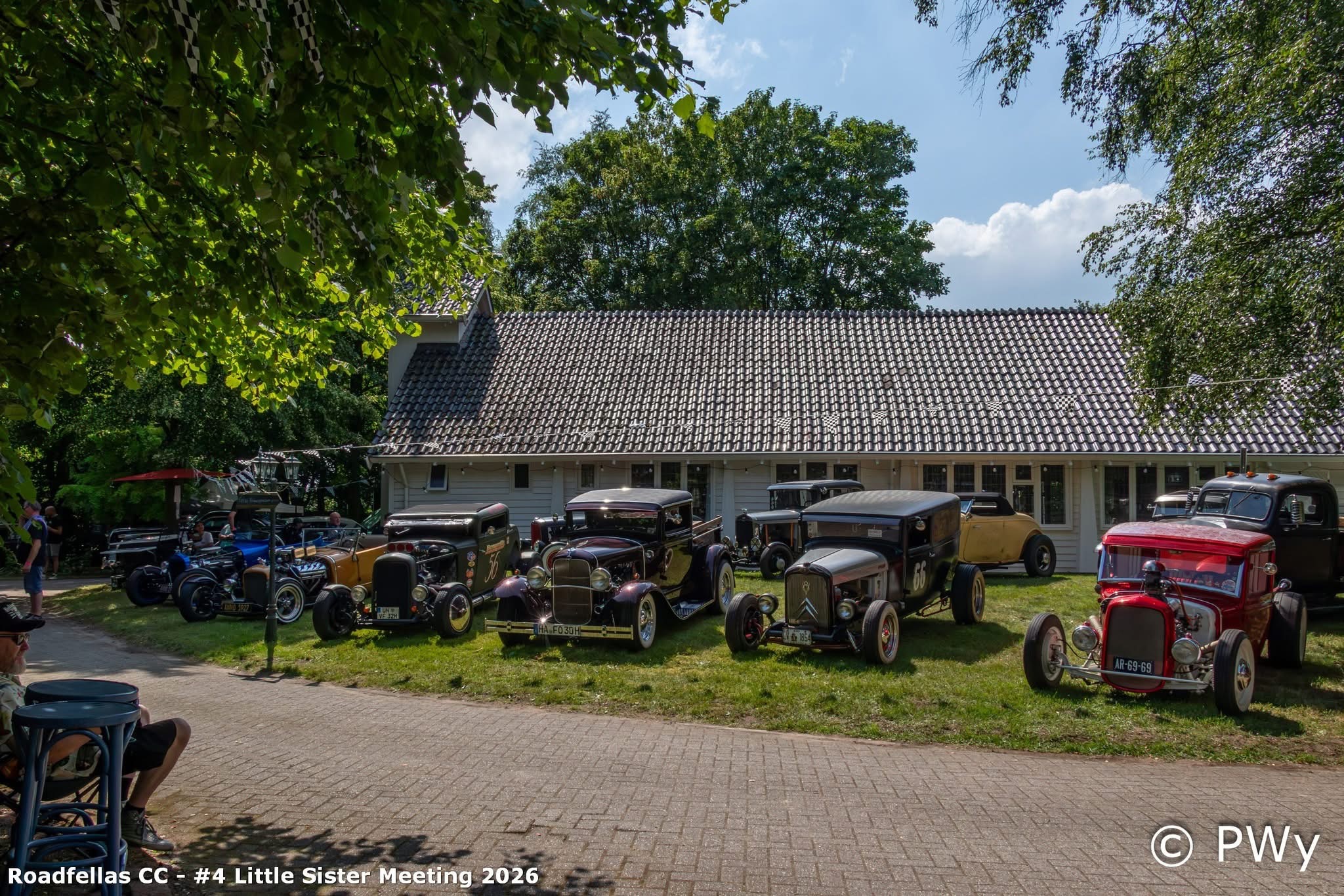 Rij hot rods voor het witte gebouw van Wit Kerkje
