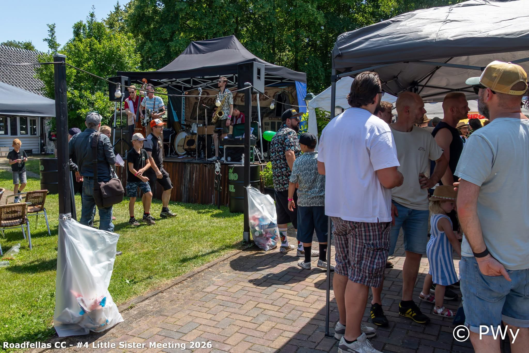 Gasten genieten van live muziek op het podium tijdens een privé evenement