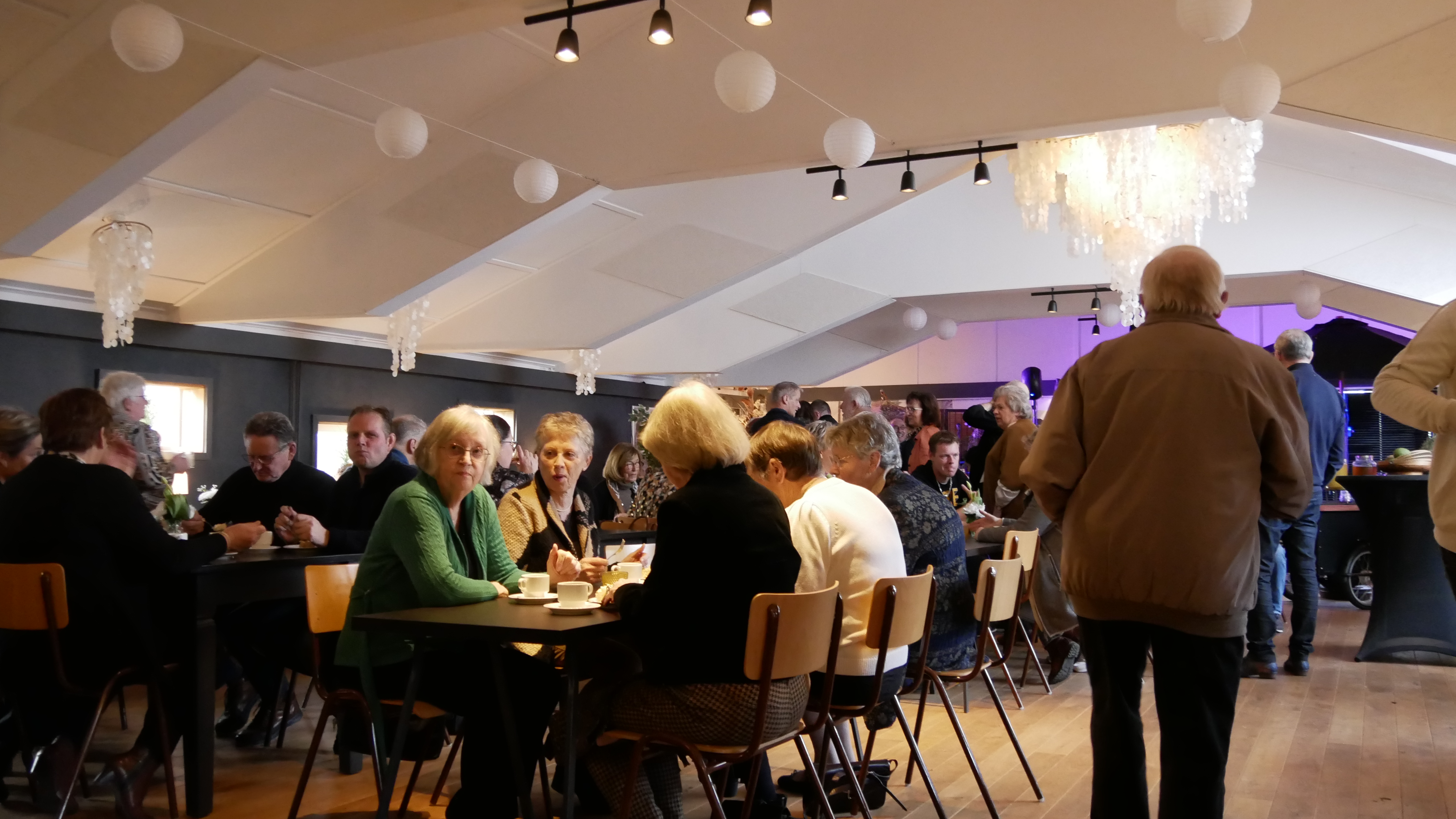 Interieur van de ceremoniezaal tijdens een huwelijksceremonie bij Wit Kerkje