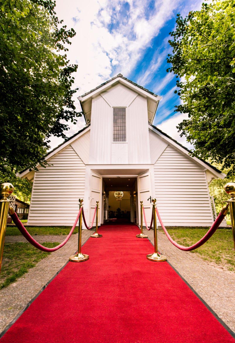Wit Kerkje exclusieve evenementenlocatie met rode loper - trouwlocatie, uitvaartlocatie en feestlocatie in Overijssel