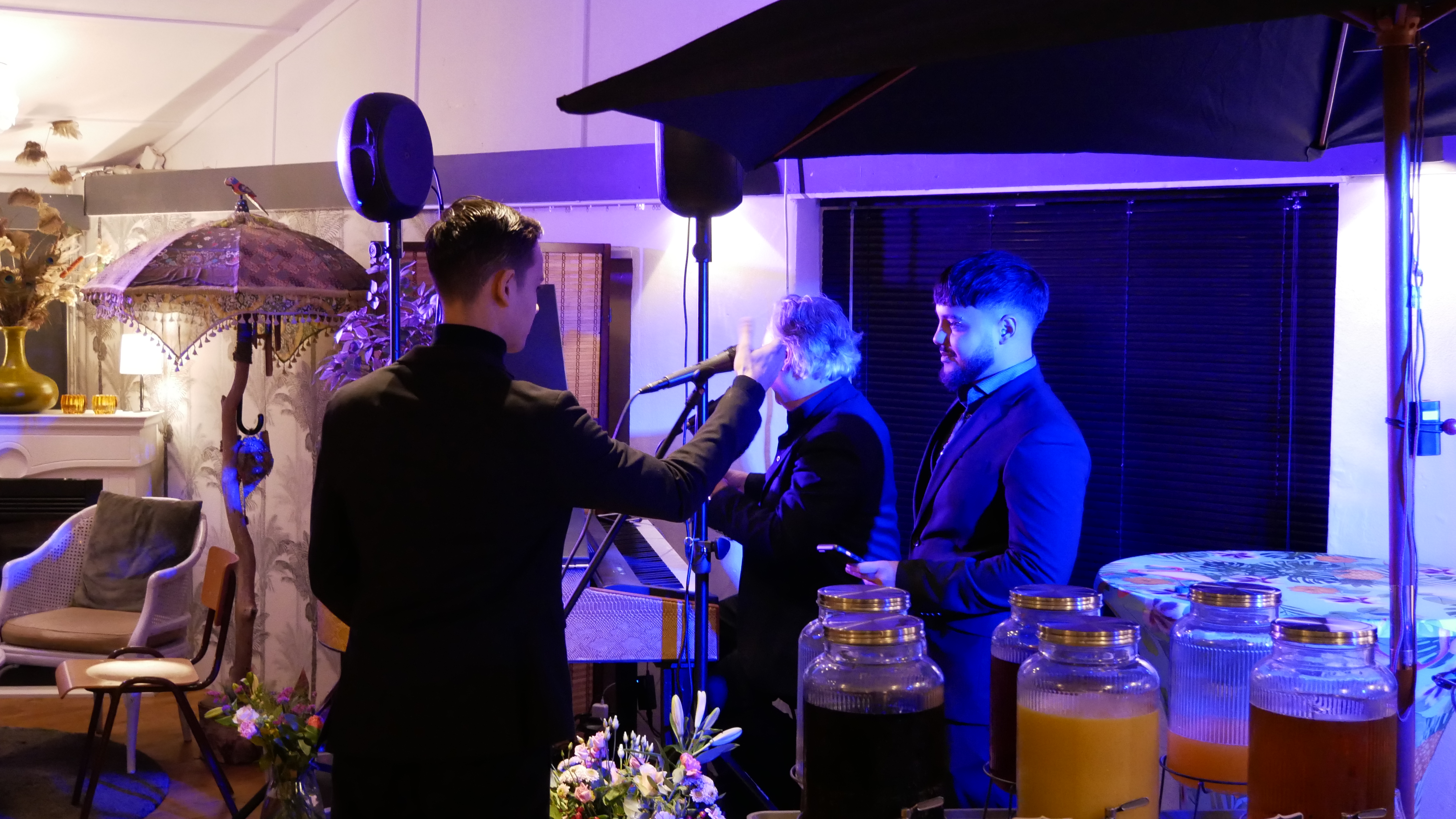 Gasten genieten van de avondreceptie in de feestzaal van Wit Kerkje